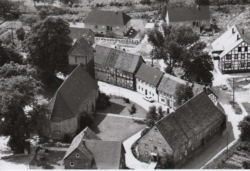 Luftbild St. Jakobi und Gebäudeensemble am „Kirchdamm“ (Rodenberg) 1975 (Stadt Rodenberg CC BY-NC-SA)