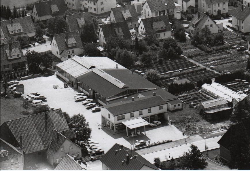 Luftbild Tankstelle und KFZ-Werkstatt „Auto Depping“ (Rodenberg) 1975 (Stadt Rodenberg CC BY-NC-SA)