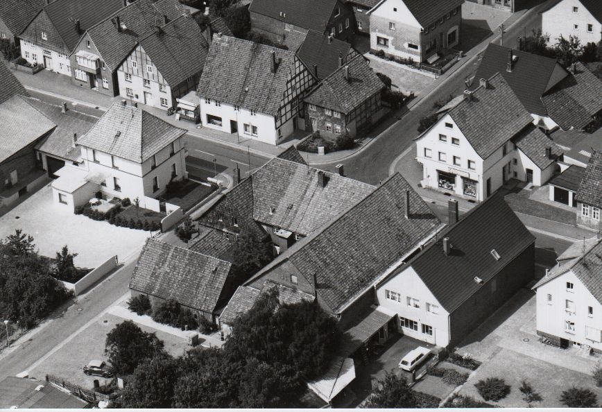 Luftbild ehemalige Bahnhofgaststätte „Mein“ (Rodenberg) 1975 (Stadt Rodenberg CC BY-NC-SA)