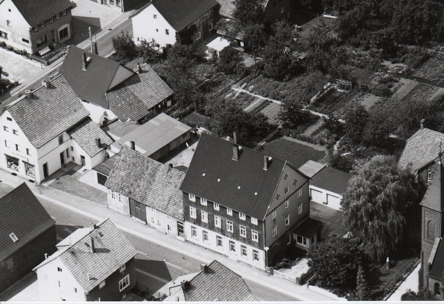 Luftbild ehemaliger Getränkeladen in der Lange Straße (Rodenberg) 1975 (Stadt Rodenberg CC BY-NC-SA)