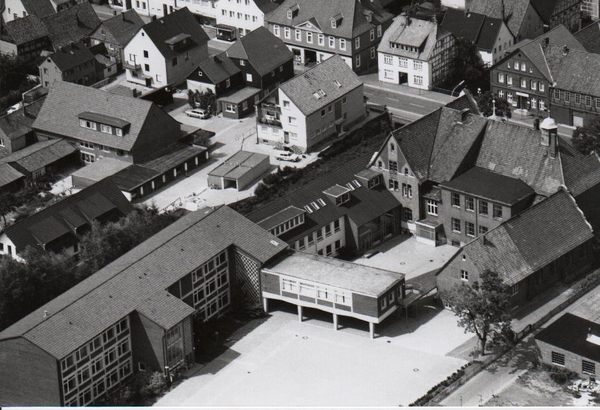 Luftbild Julius-Rodenberg-Schule (Rodenberg) 1975 (Stadt Rodenberg CC BY-NC-SA)