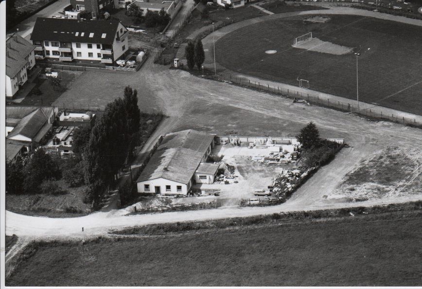 Luftbild ehemaliger Steinmetzbetrieb am Sportplatz (Rodenberg) 1975 (Stadt Rodenberg CC BY-NC-SA)