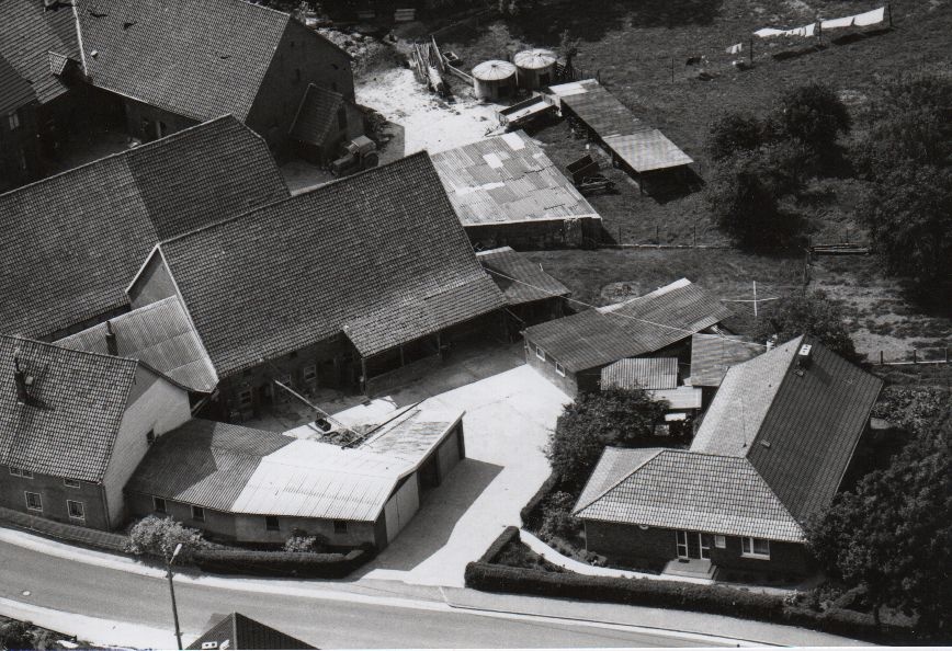Luftbild Hofstelle „GroverStraße“ (Rodenberg) 1975 (Stadt Rodenberg CC BY-NC-SA)