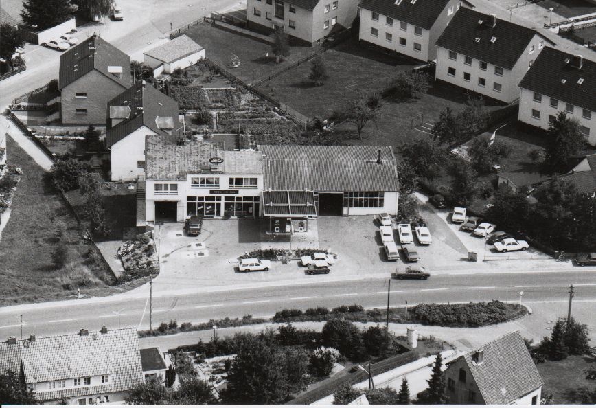 Luftbild Tankstelle und KFZ-Werkstatt „Voges“ (Rodenberg) 1975 (Stadt Rodenberg CC BY-NC-SA)