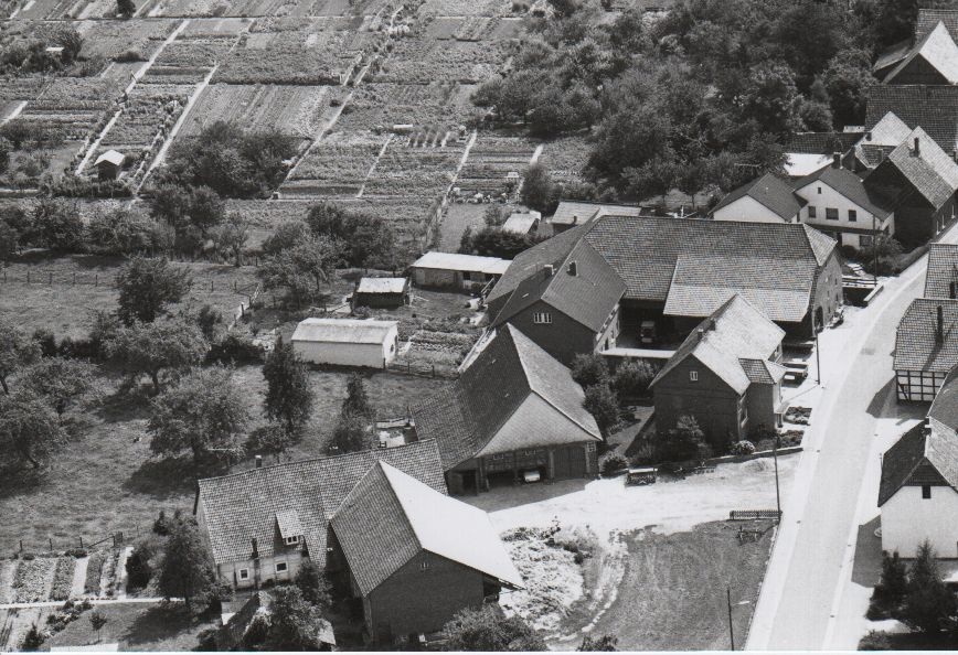 Luftbild ehemaliger Bauernhof an der „Grover Straße“ (Rodenberg) 1975 (Stadt Rodenberg CC BY-NC-SA)