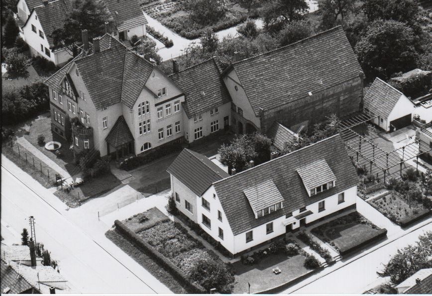 Luftbild Großes Wohnhaus an der Suntalstraße (Rodenberg) 1975 (Stadt Rodenberg CC BY-NC-SA)