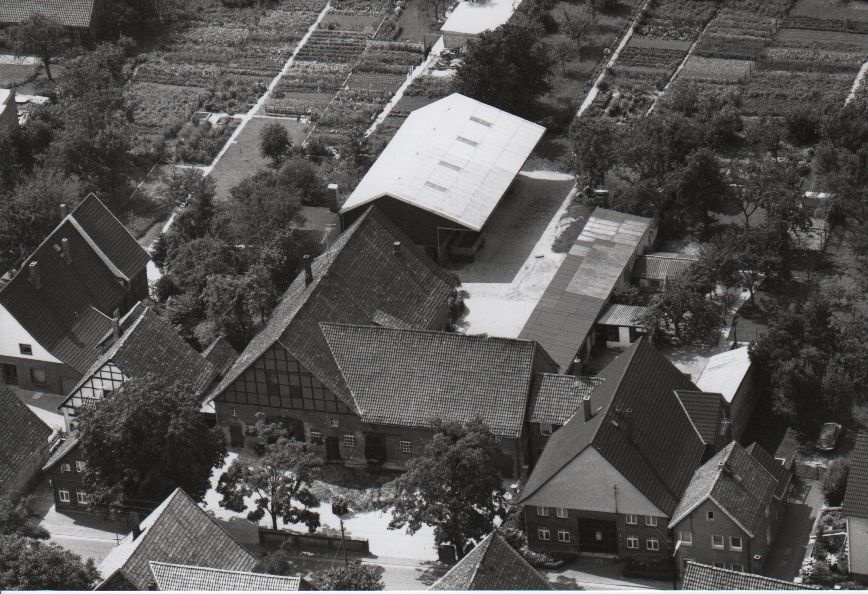 Luftbild Hofstelle an der „Grover Straße“ (Rodenberg) 1975 (Stadt Rodenberg CC BY-NC-SA)
