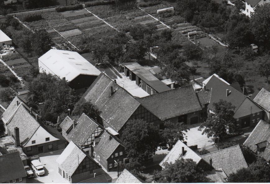 Luftbild Hofstelle an der „Grover Straße“ (Rodenberg) 1975 (Stadt Rodenberg CC BY-NC-SA)