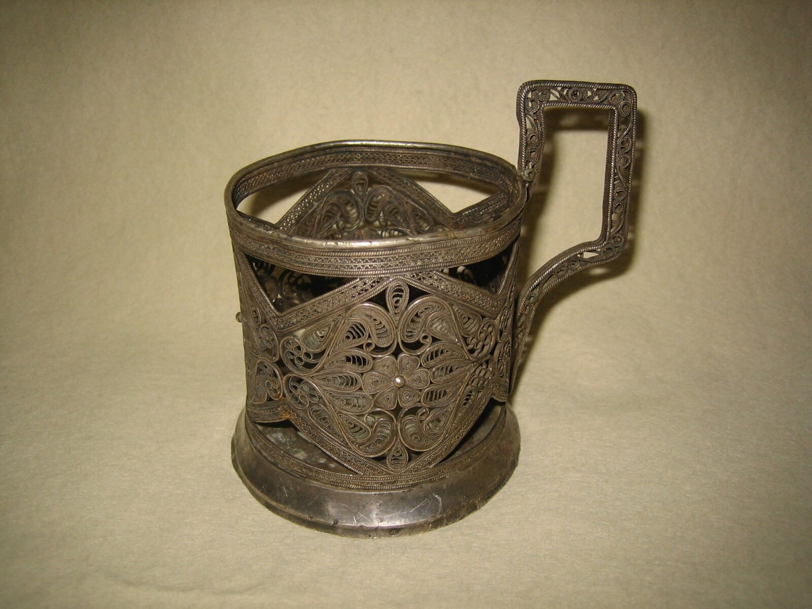 Teeglasuntersatz russ. (Museum für russlanddeutsche Kulturgeschichte CC BY-NC-SA)