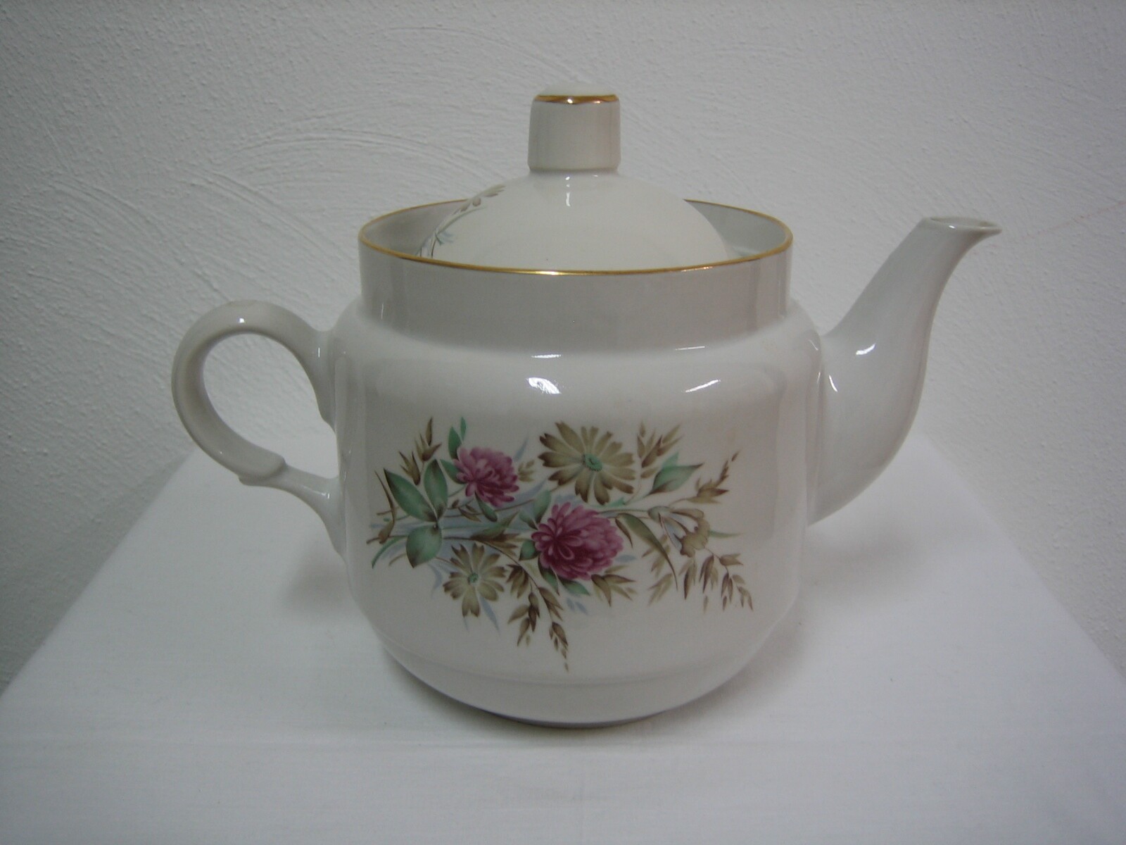 Teekanne aus Porzellan (Museum für russlanddeutsche Kulturgeschichte CC BY-NC-SA)