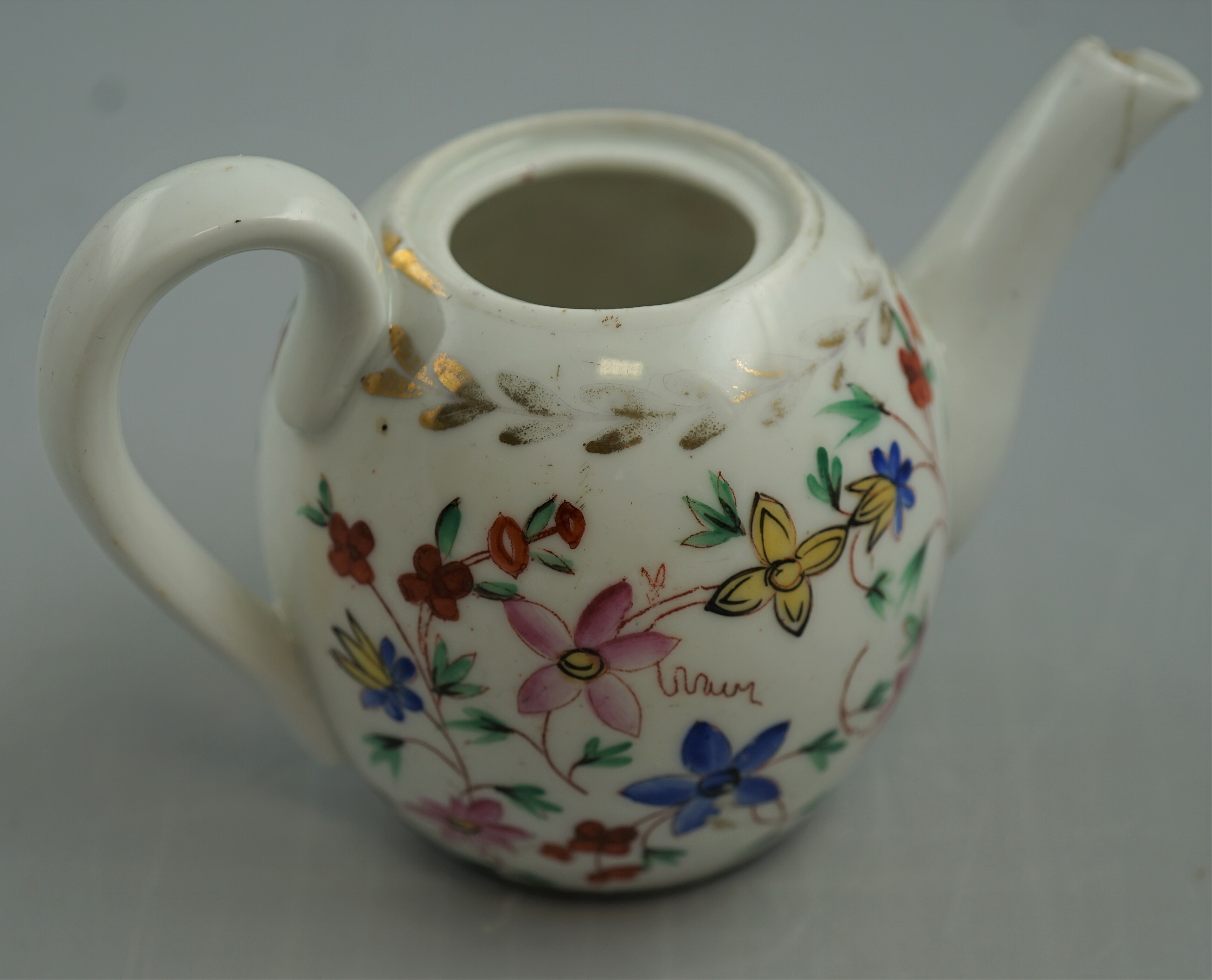 Teekanne ohne Deckel. (Museum für russlanddeutsche Kulturgeschichte CC BY-NC-SA)