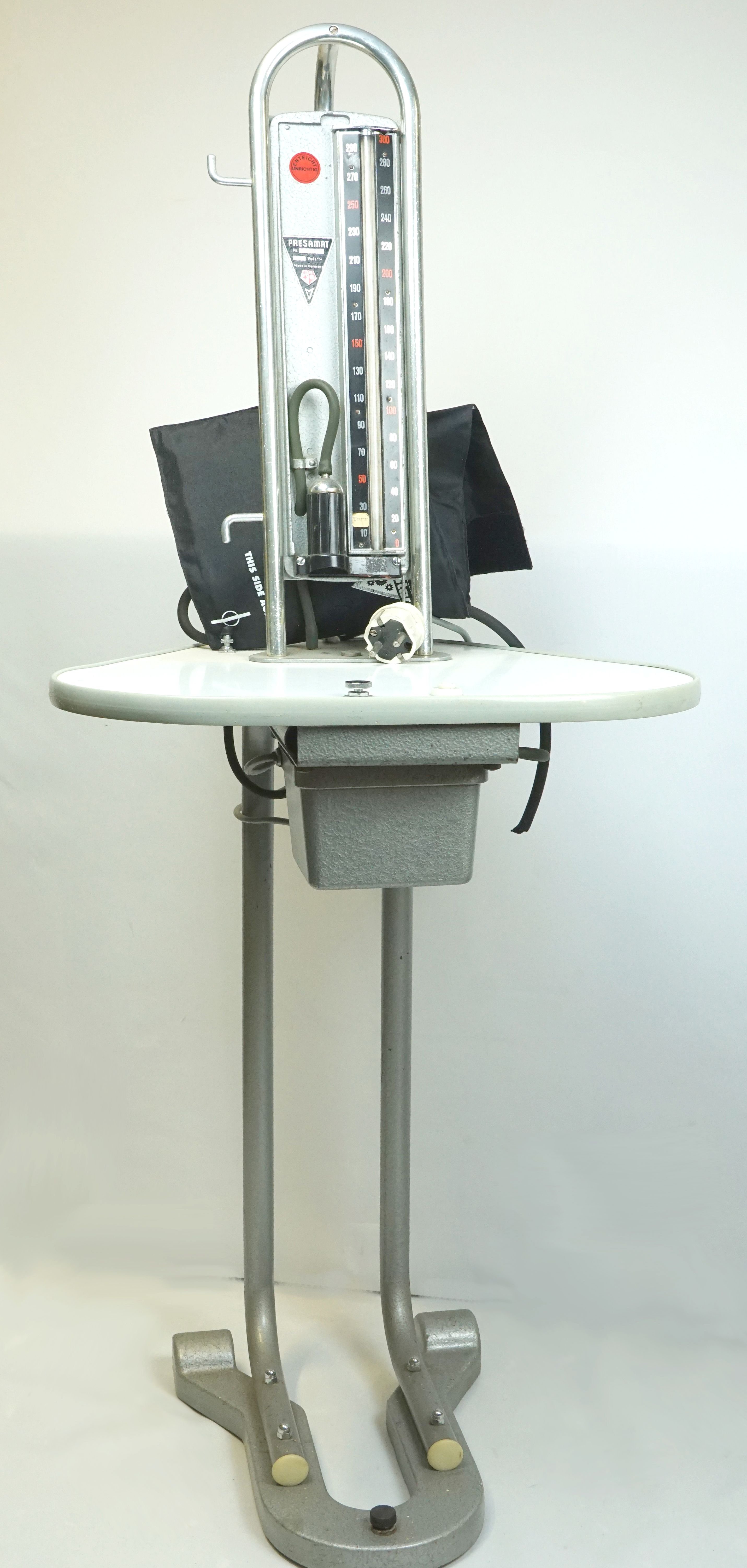Blutdruck-Messgerät auf Stativ (Krankenhausmuseum Bielefeld e.V. CC BY-NC-SA)
