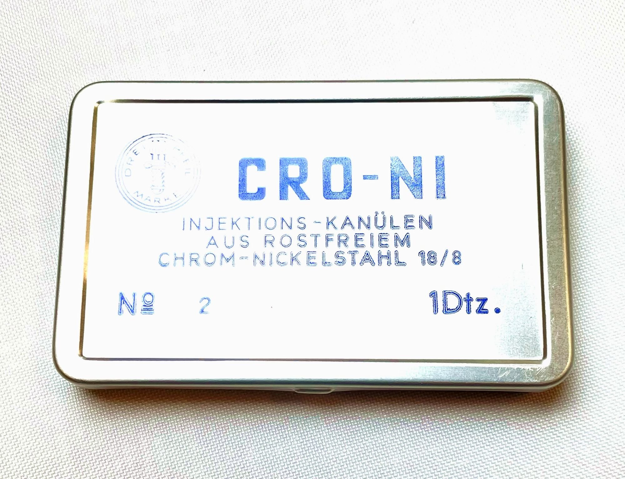 Metall-Dose für Kanülen CRO-NI (Krankenhausmuseum Bielefeld e.V. CC BY-NC-SA)