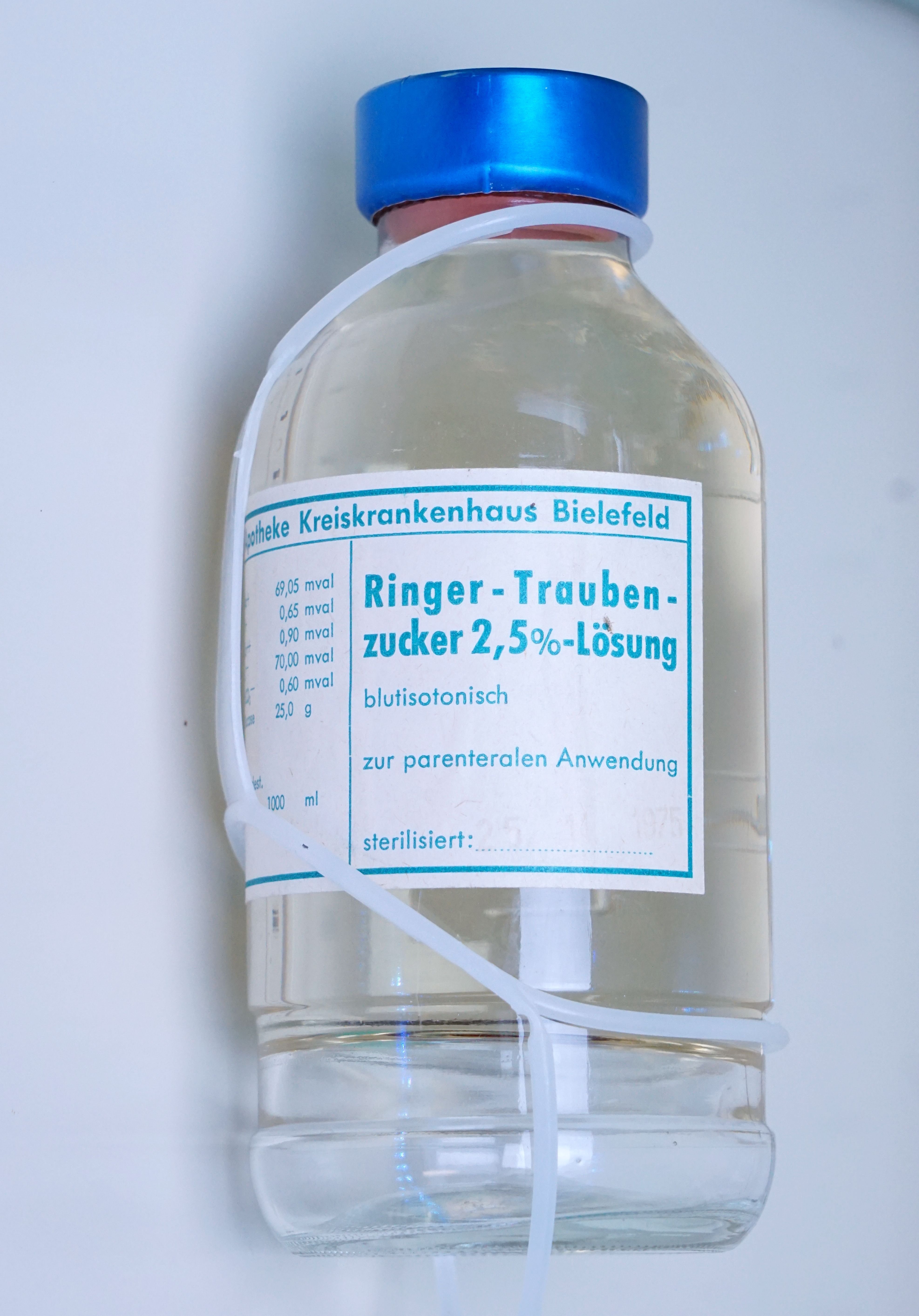 Ringer-Traubenzucker 2,5%-Lösung (Krankenhausmuseum Bielefeld e.V. CC BY-NC-SA)