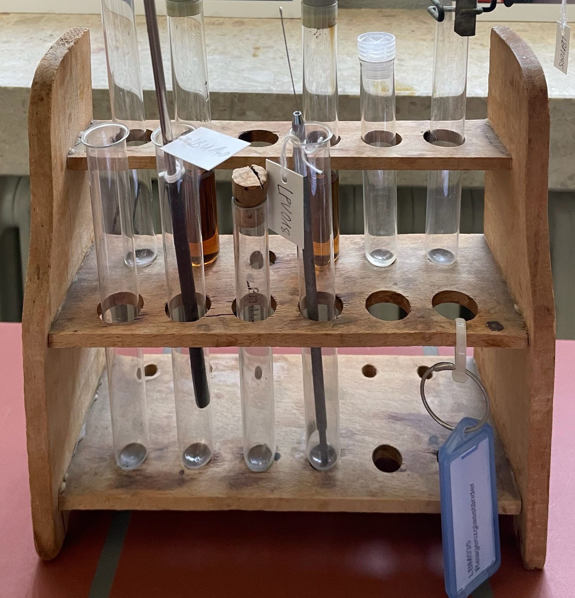 Reagenzglasständer aus Holz (Krankenhausmuseum Bielefeld e.V. CC BY-NC-SA)