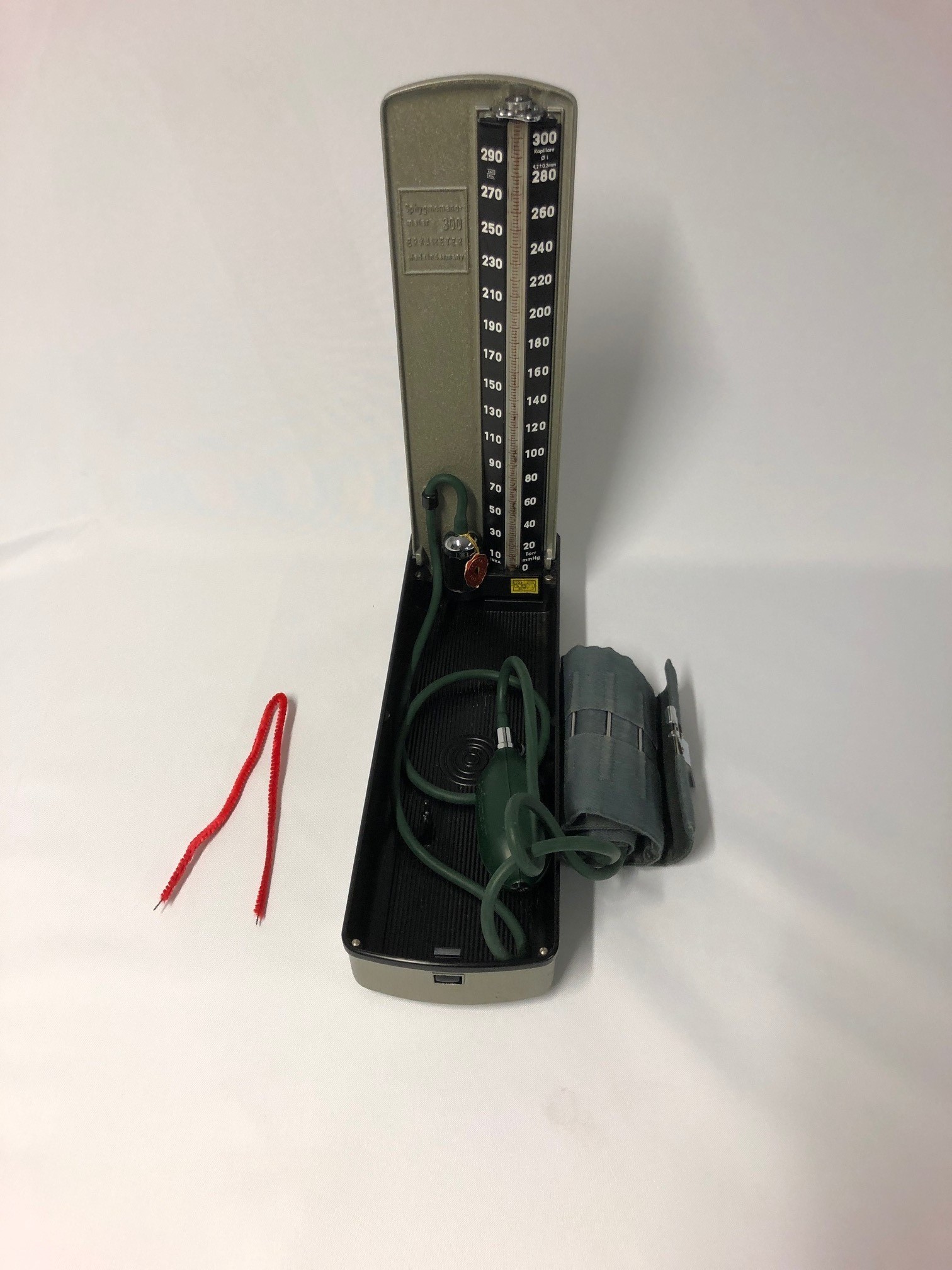 Blutdruckapparat Erkameter 300: aufgeklapptes Gerät mit beiliegendem Reinigungsdocht (Krankenhausmuseum Bielefeld e.V. CC BY-NC-SA)