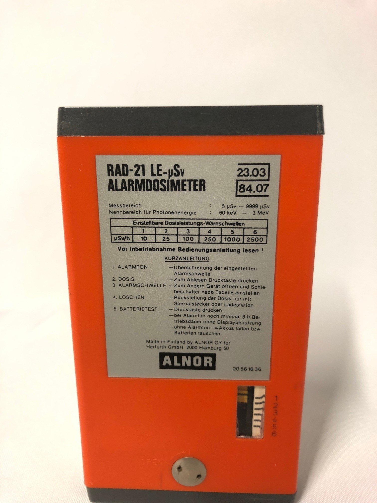 Alarm-Dosimeter (orange) Vorderseite (Krankenhausmuseum Bielefeld e.V. CC BY-NC-SA)