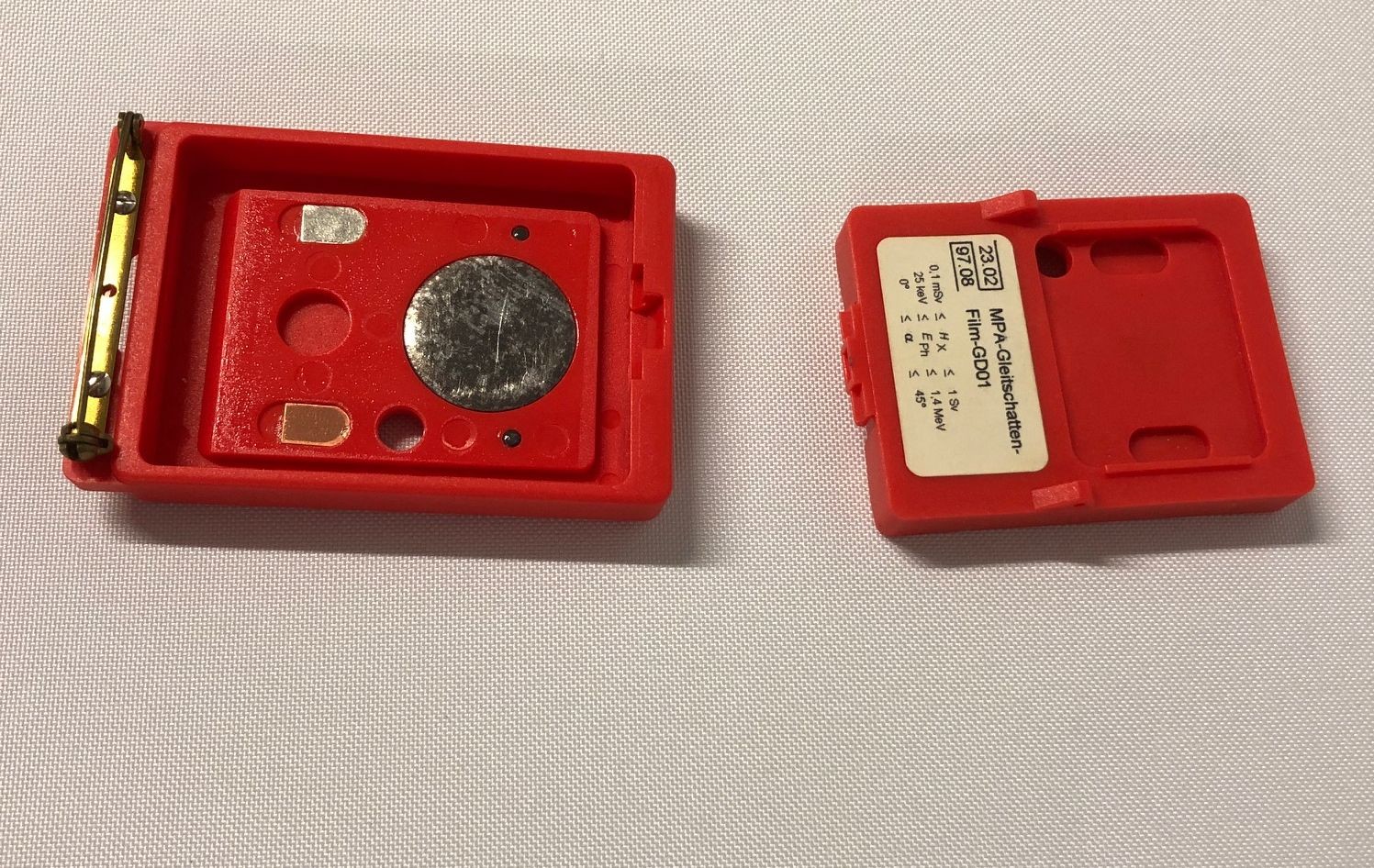 Festkörper-Dosimeter (Plaketten) rot: MPA Gleitschattenfilm (Krankenhausmuseum Bielefeld e.V. CC BY-NC-SA)