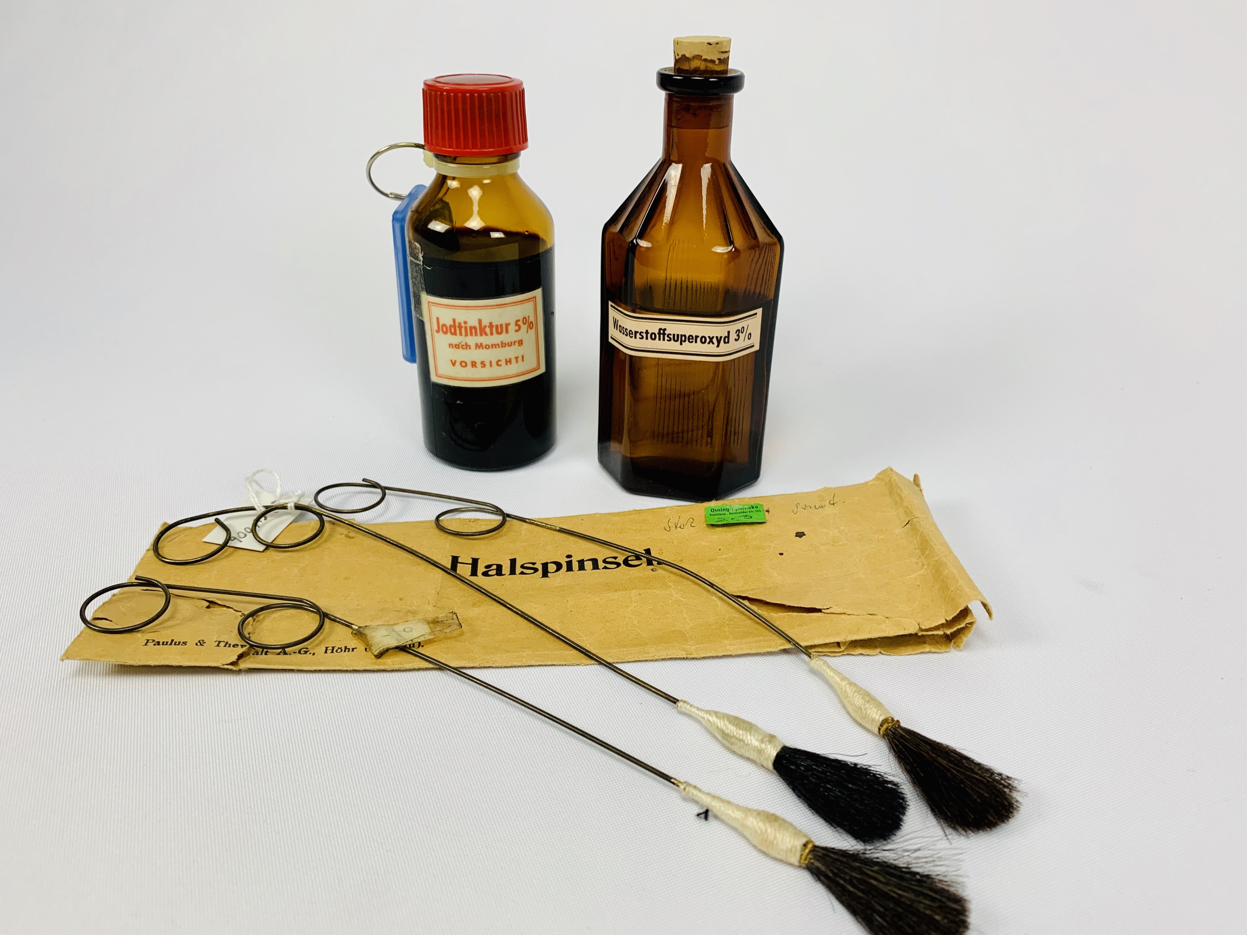 Halspinsel mit Umschlag und Medikamenten (Krankenhausmuseum Bielefeld e.V. CC BY-NC-SA)