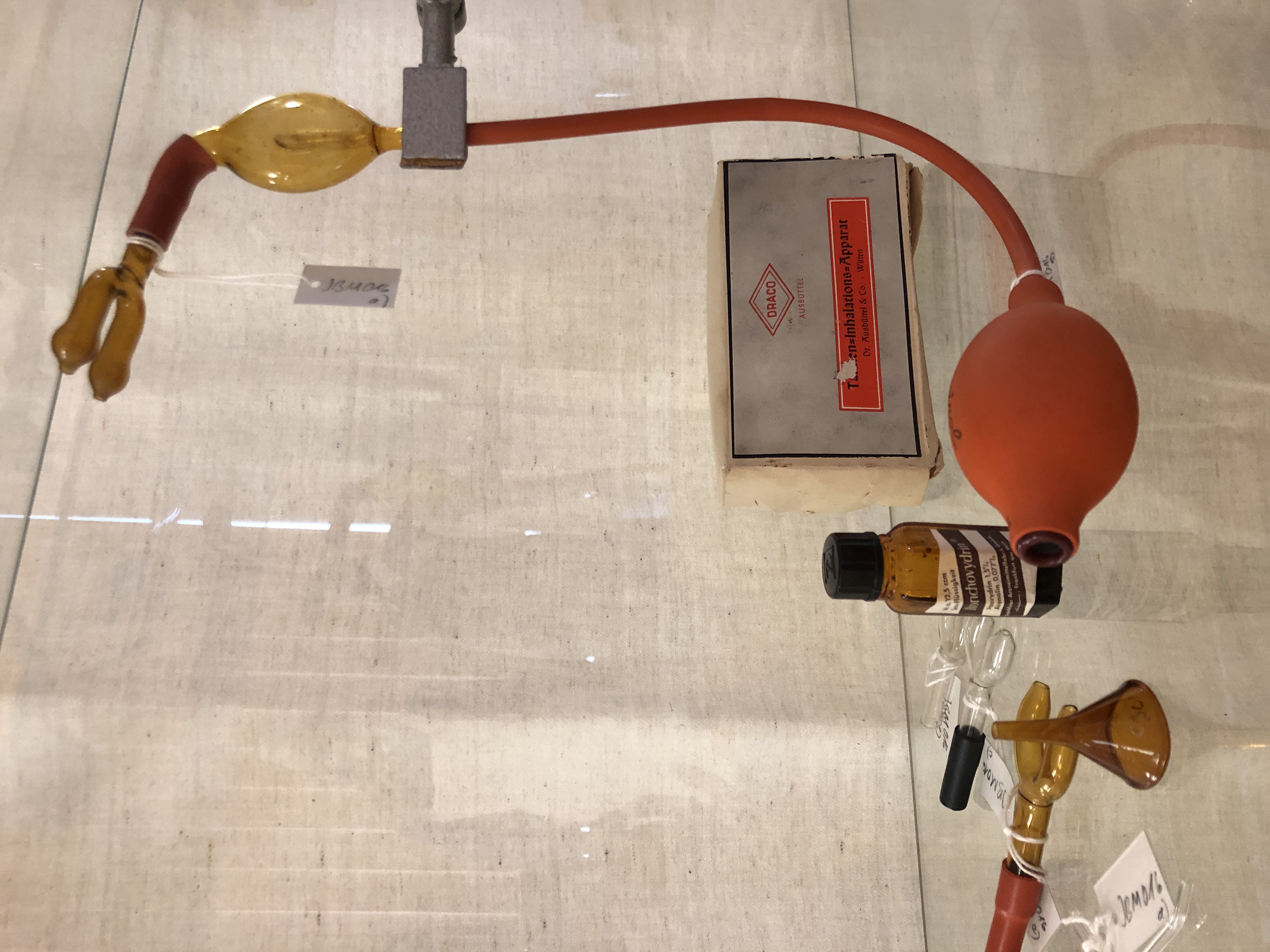 Taschen-Inhalations-Apparat Arrangement (Krankenhausmuseum Bielefeld e.V. CC BY-NC-SA)