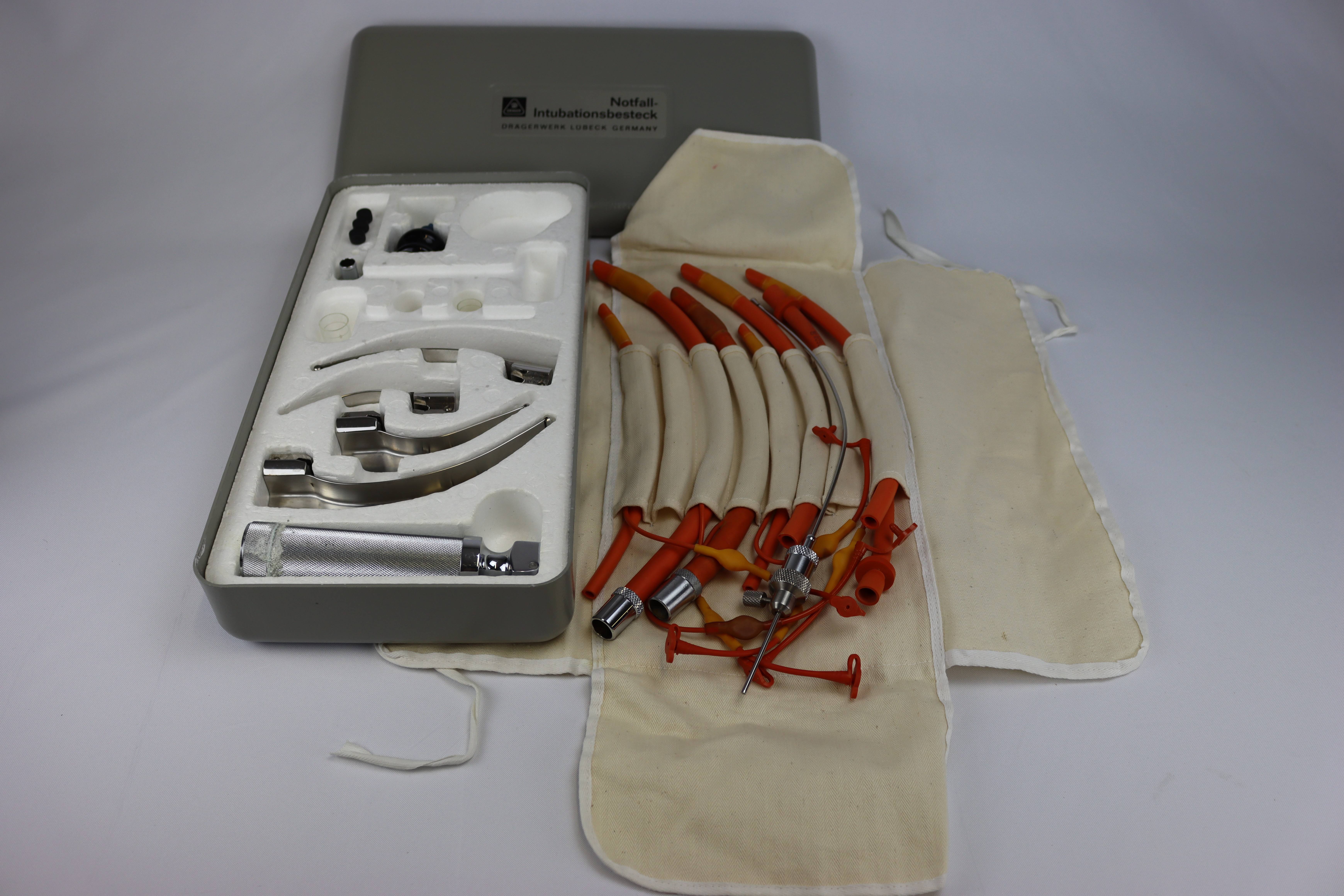 Notfall-Intubationsbesteck vollständig aufgeklappt (Krankenhausmuseum Bielefeld e.V. CC BY-NC-SA)