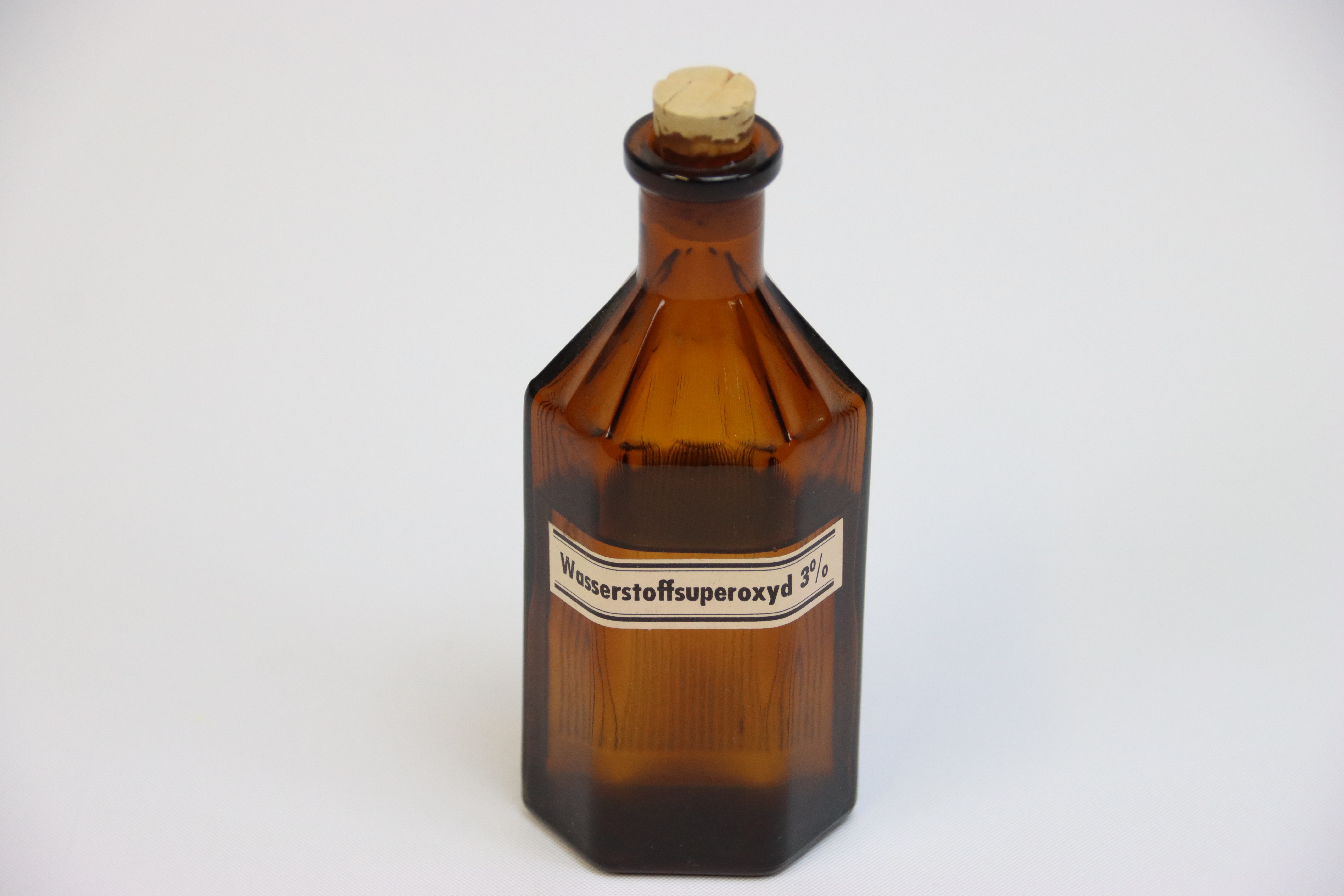Wasserstoffsuperoxyd 3% Frontalansicht (Krankenhausmuseum Bielefeld e.V. CC BY-NC-SA)