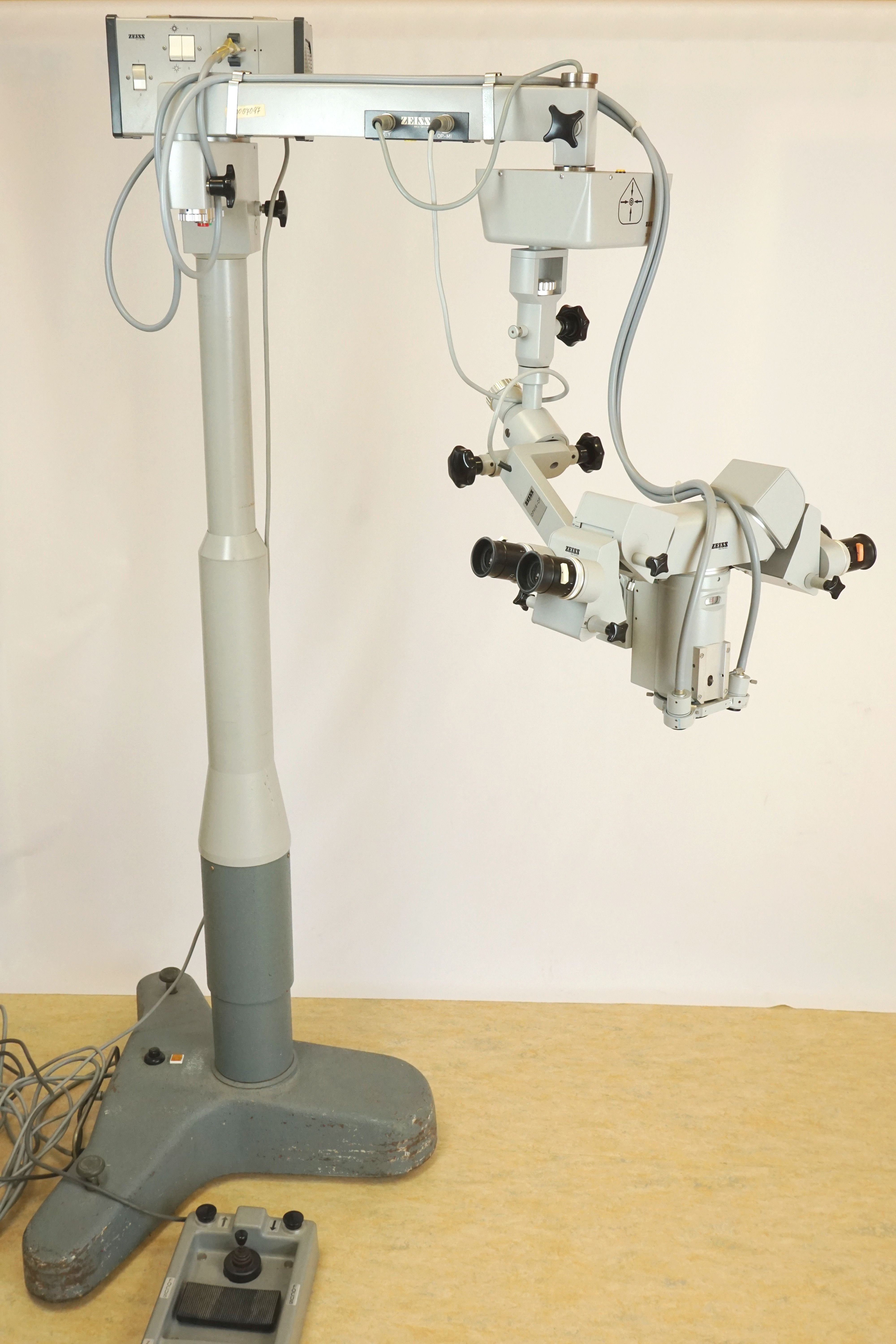 Operationsmikroskop Zeiss (Krankenhausmuseum Bielefeld e.V. CC BY-NC-SA)