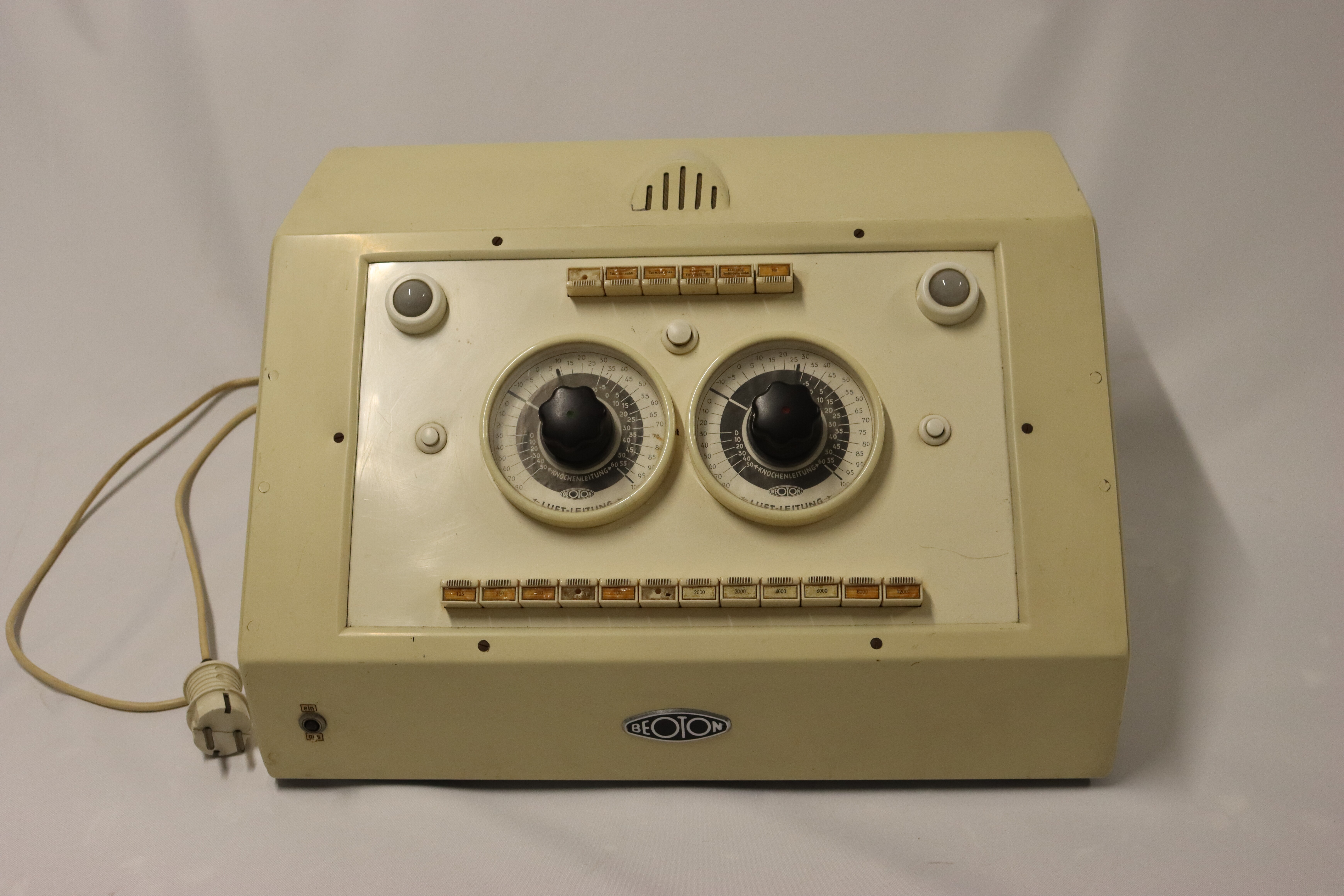 Beoton Audiometer Modell III (Krankenhausmuseum Bielefeld e.V. CC BY-NC-SA)