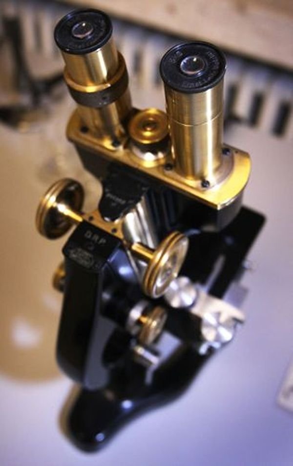Labor-Mikroskop (Krankenhausmuseum Bielefeld e.V. CC BY-NC-SA)