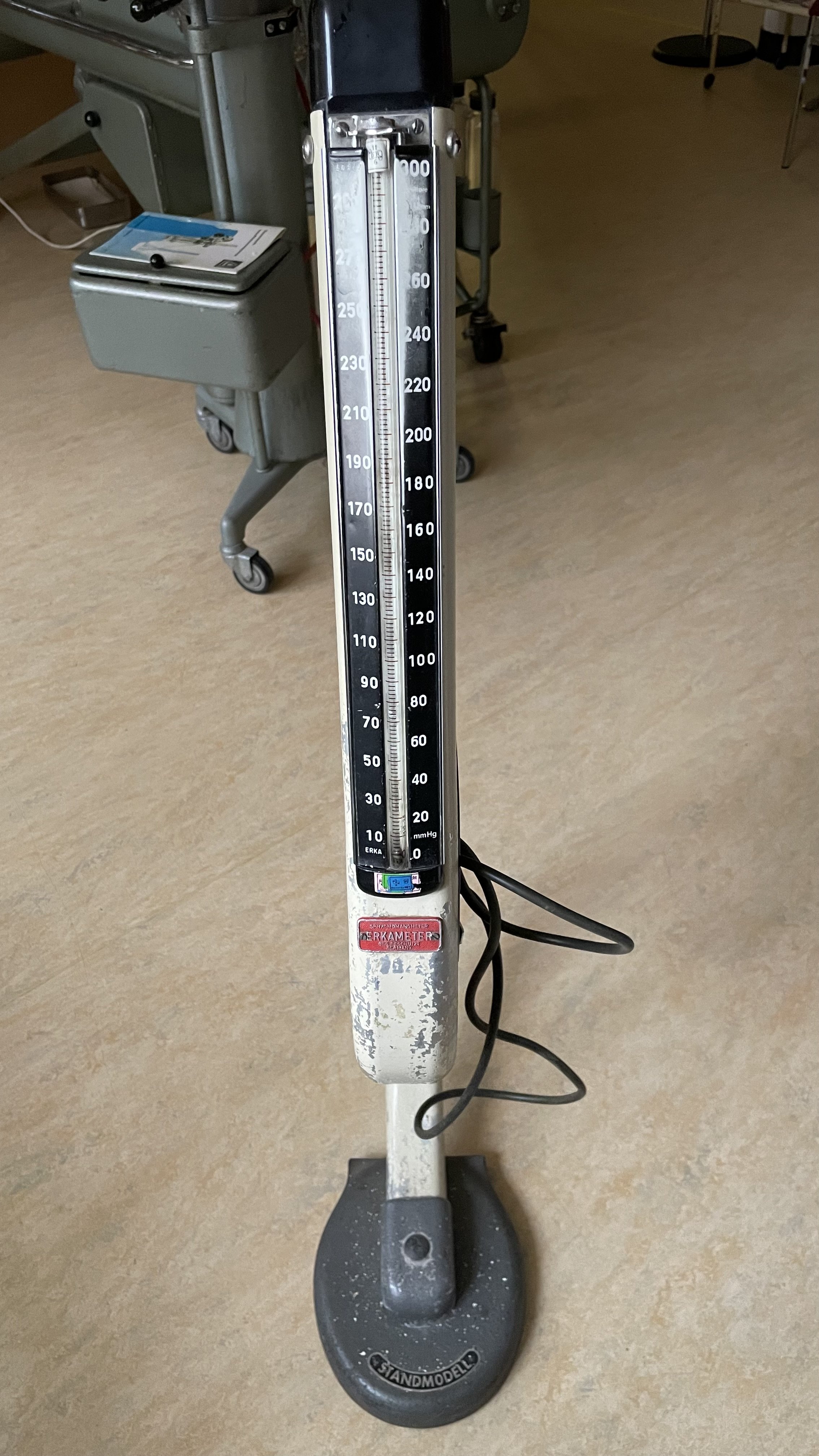 Blutdruckmessgerät - Standmodell (Krankenhausmuseum Bielefeld e.V. CC BY-NC-SA)