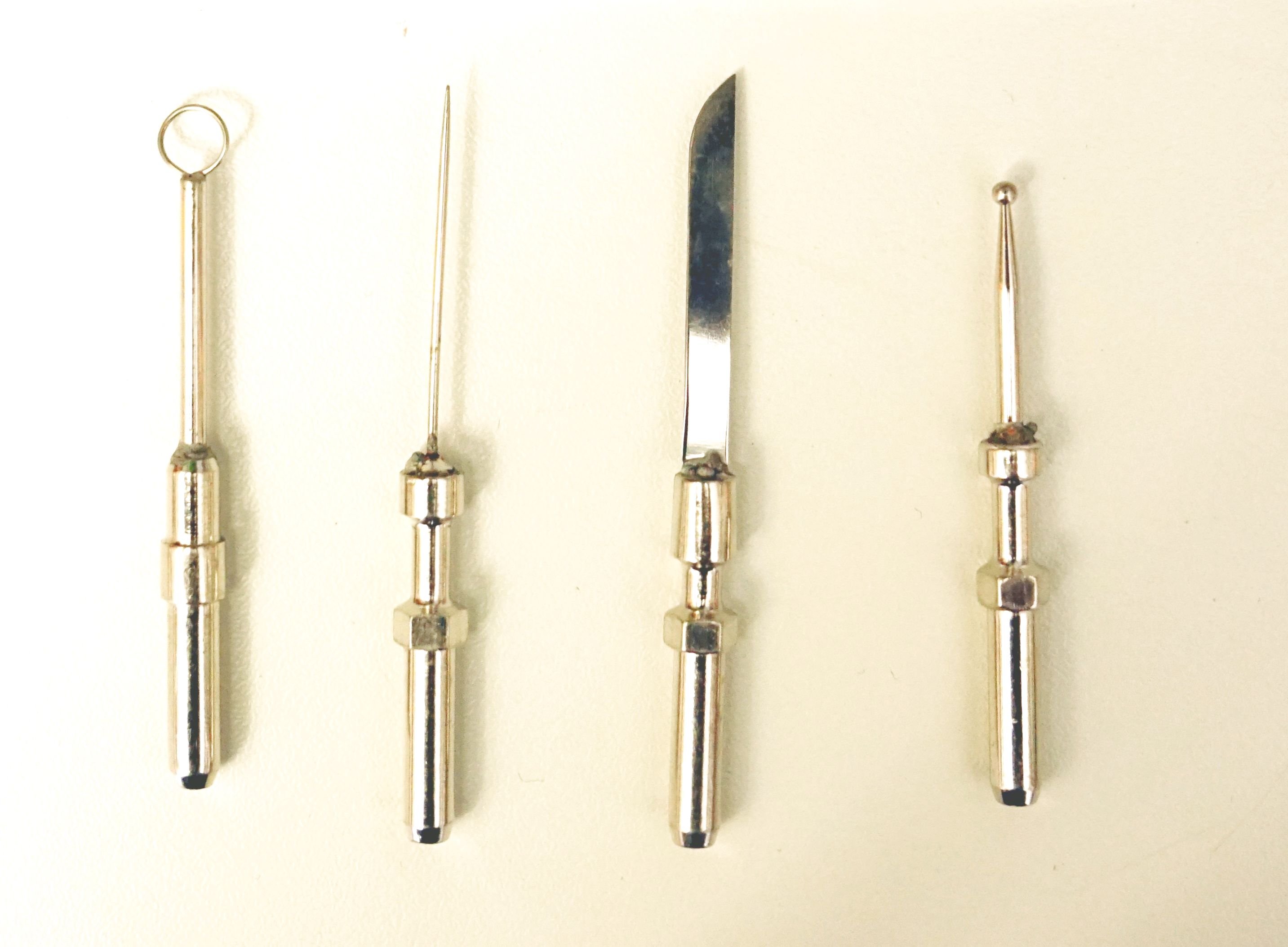 Miniatur-Instrumente (Krankenhausmuseum Bielefeld e.V. CC BY-NC-SA)