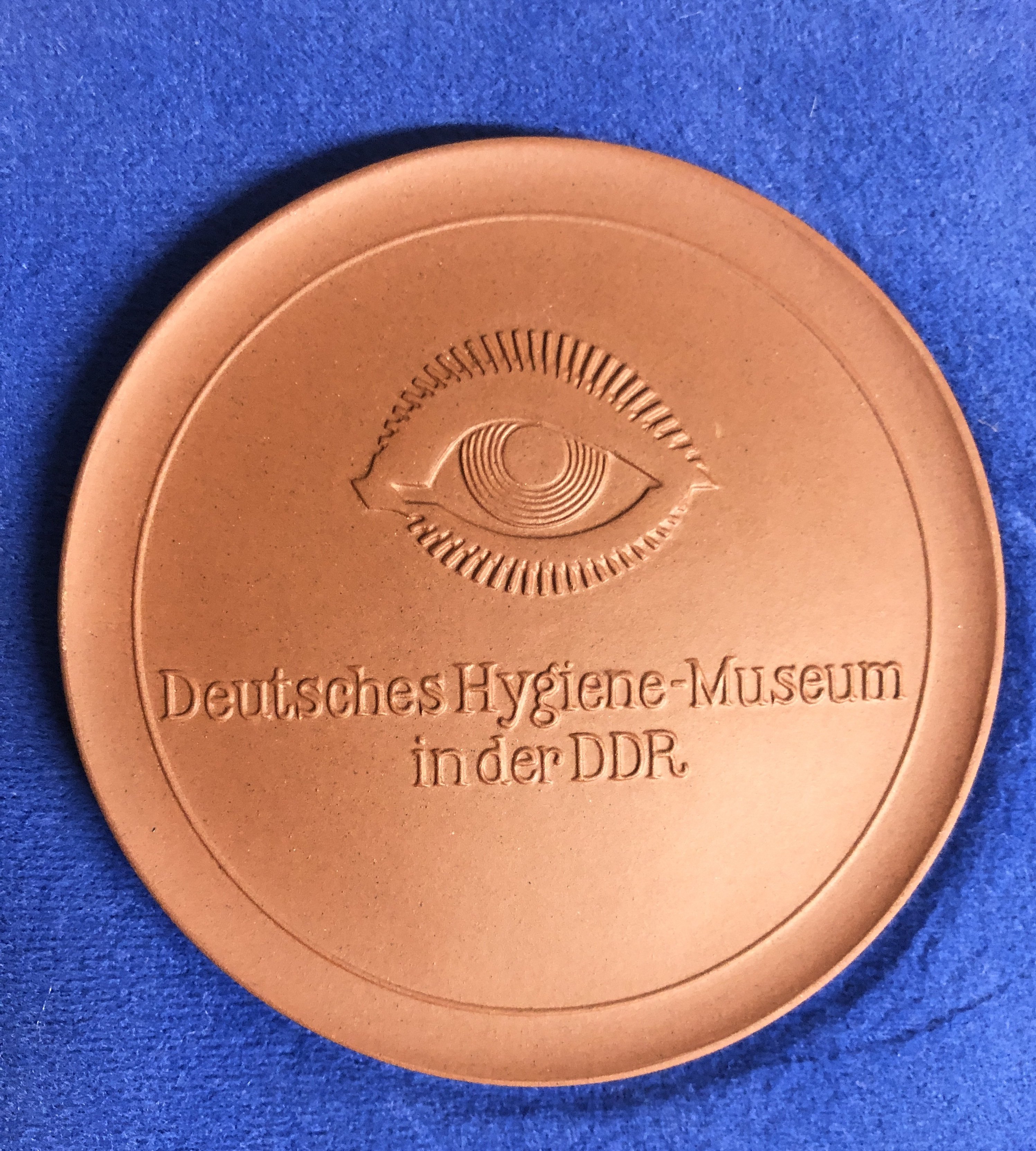 Plakette Deutsches Hygiene-Museum in der DDR (Krankenhausmuseum Bielefeld e.V. CC BY-NC-SA)