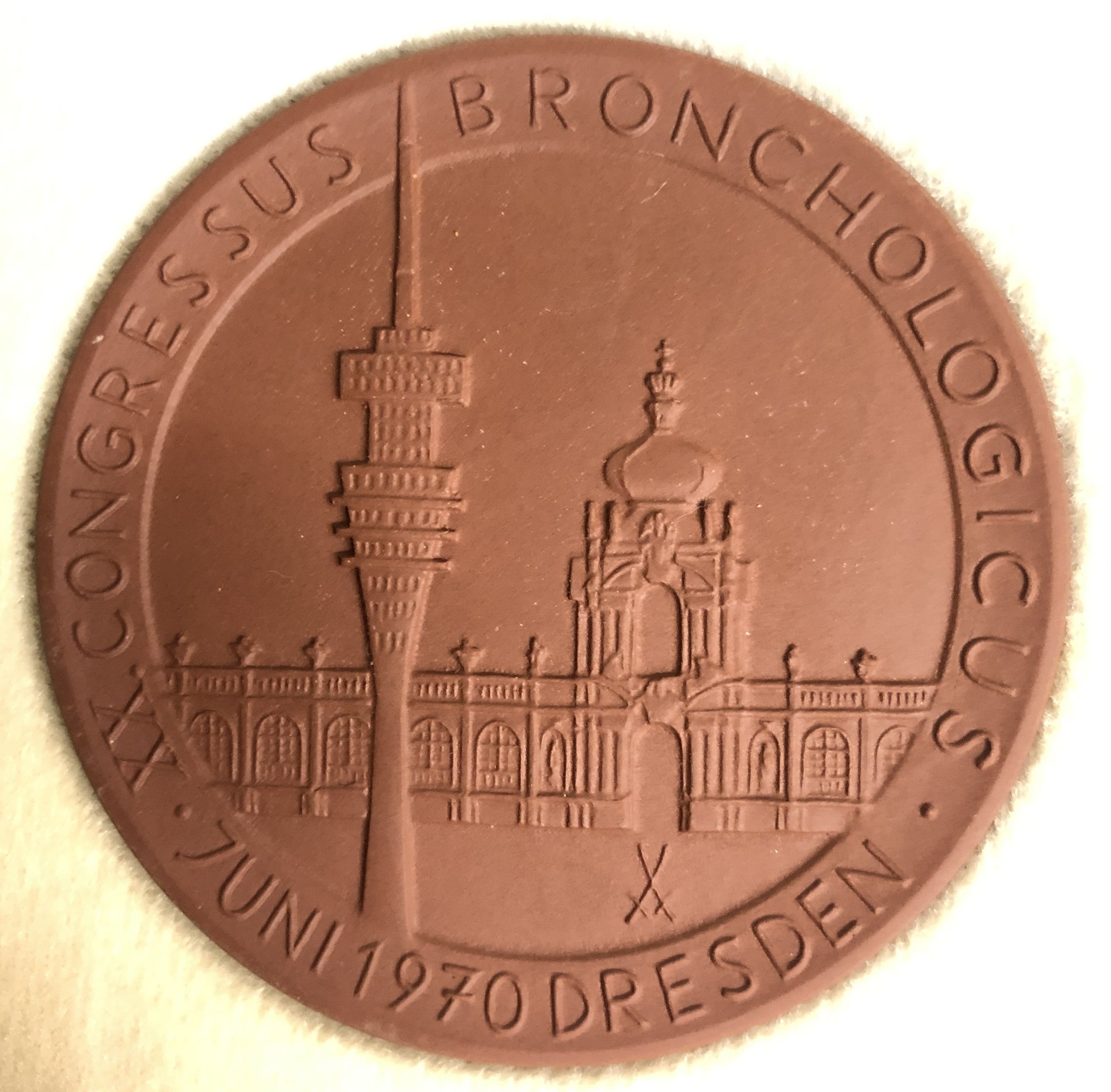 Plakette Bronchologischer Kongress Dresden (Krankenhausmuseum Bielefeld e.V. CC BY-NC-SA)