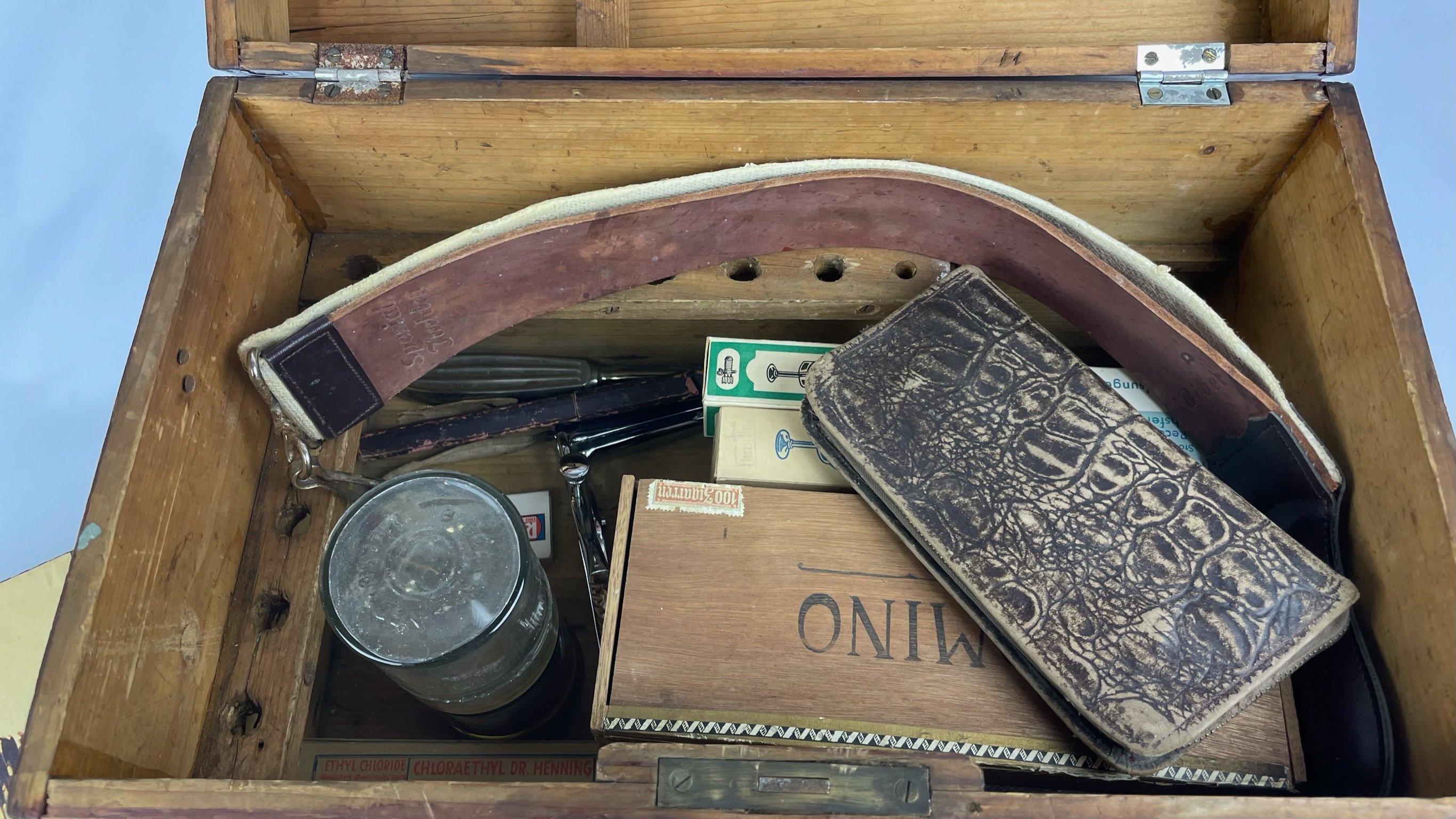 Holzkasten mit Instrumenten aus Hausarztpraxis (Krankenhausmuseum Bielefeld e.V. CC BY-NC-SA)