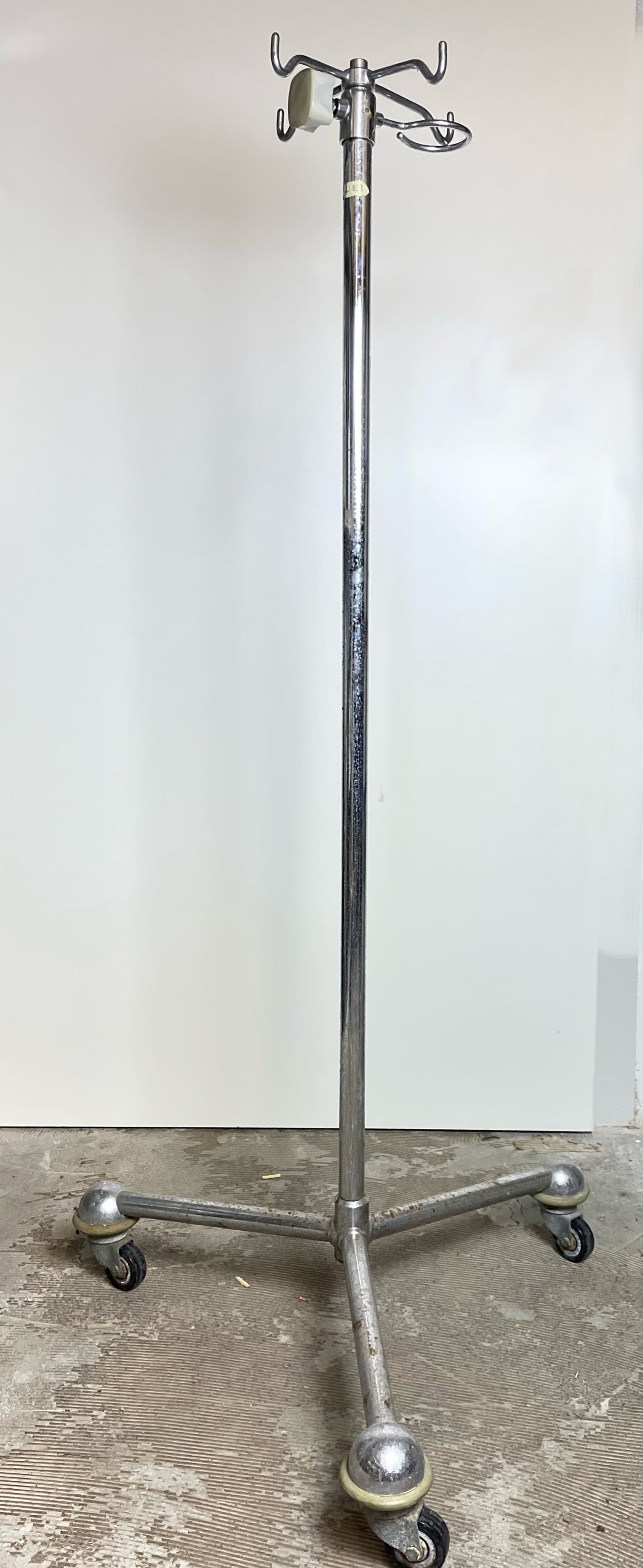 Infusionsständer dreibeinig (Krankenhausmuseum Bielefeld e.V. CC BY-NC-SA)
