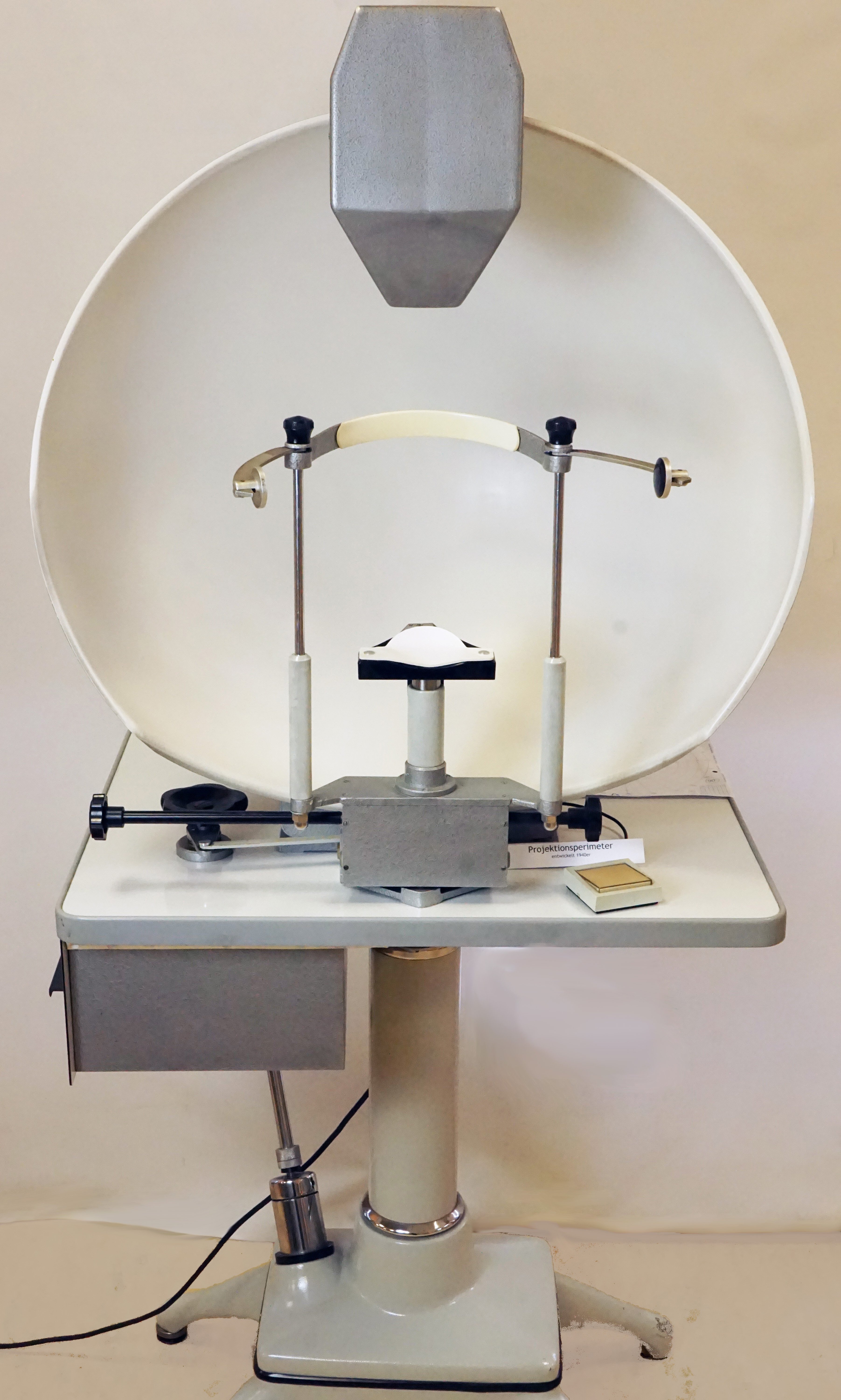 Halbkugel-Projektionsperimeter n. Goldmann (Krankenhausmuseum Bielefeld e.V. CC BY-NC-SA)
