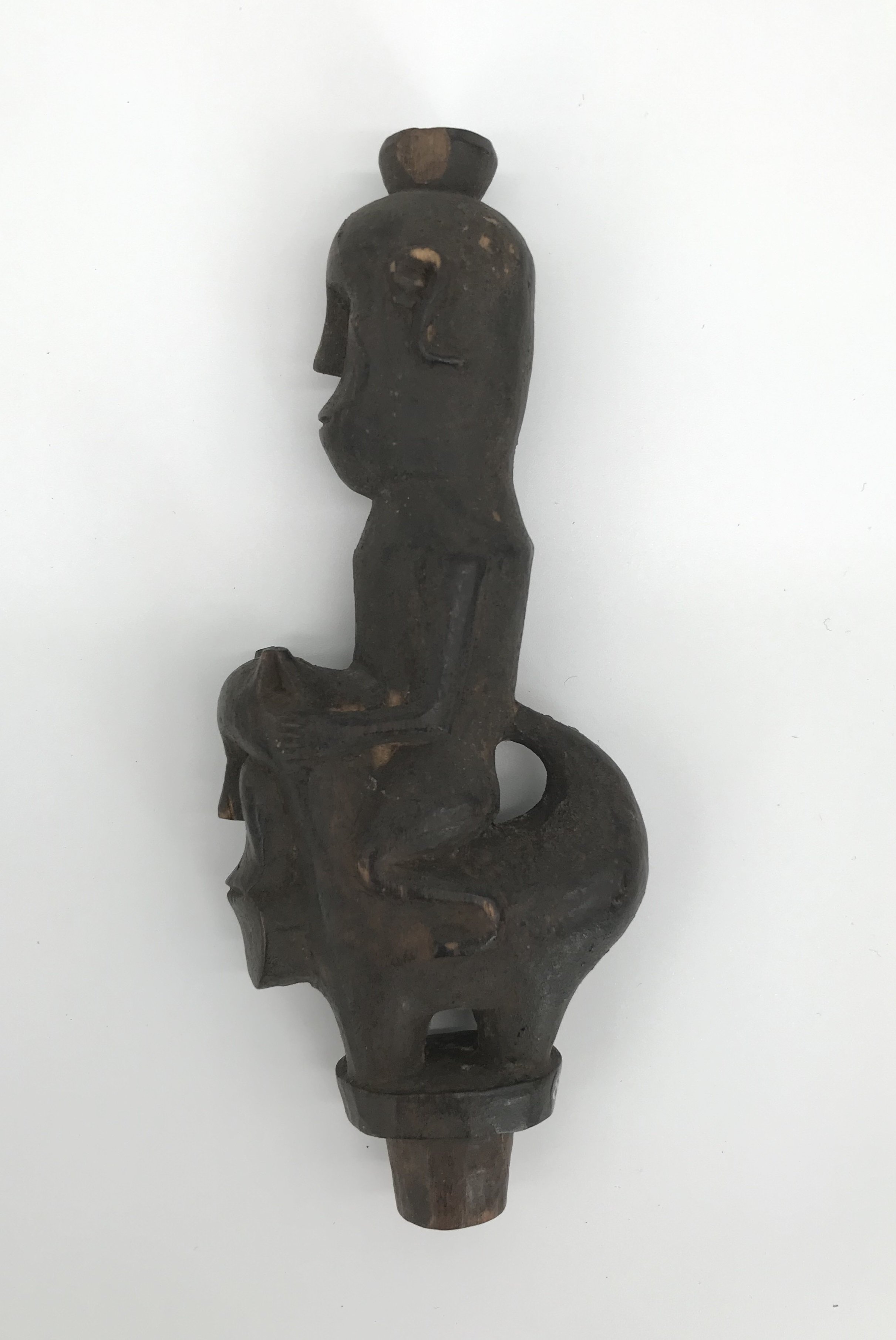 Plastisch gestalteter Verschluss aus Holz: anthropomorphe Reiterfigur auf einer singa (Städtisches Museum Hexenbürgermeisterhaus CC BY-NC-SA)