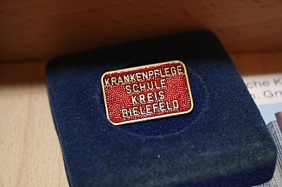 Brosche Krankenpflegeschule (Krankenhausmuseum Bielefeld e.V. CC BY-NC-SA)