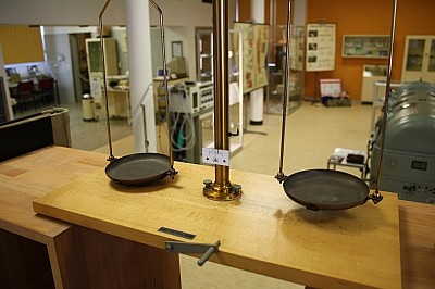 Balkenwaage mit Gewichtssatz (Krankenhausmuseum Bielefeld e.V. CC BY-NC-SA)