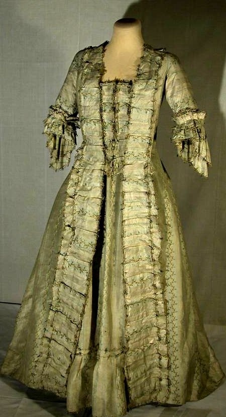 Rokoko-Kleid (Lippisches Landesmuseum Detmold CC BY-NC-SA)