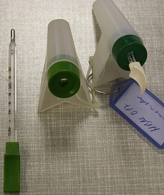 Kunststoff-Thermometer (Krankenhausmuseum Bielefeld e.V. CC BY-NC-SA)