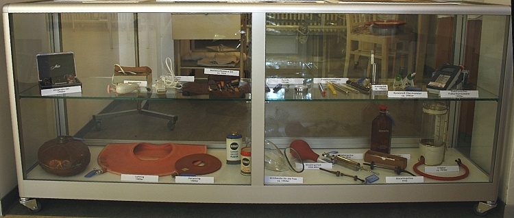 Vitrinen-Raumteiler (Krankenhausmuseum Bielefeld e.V. CC BY-NC-SA)