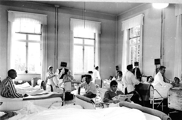 Krankenzimmer mit Patienten und Personal (Krankenhausmuseum Bielefeld e.V. CC BY-NC-SA)