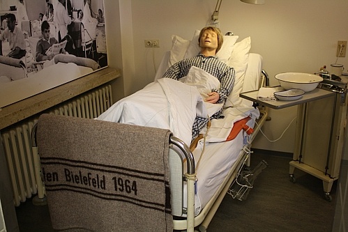 Krankenbett (Krankenhausmuseum Bielefeld e.V. CC BY-NC-SA)