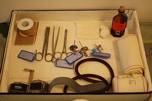 Emaille-Schale mit Inhalt (Details) (Krankenhausmuseum Bielefeld e.V. CC BY-NC-SA)