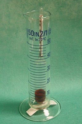 Messzylinder mit Urometer (Krankenhausmuseum Bielefeld e.V. CC BY-NC-SA)