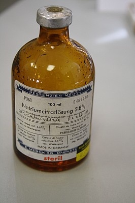 Natrium citricum Stechflasche (Krankenhausmuseum Bielefeld e.V. CC BY-NC-SA)
