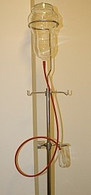 Infusions-Irrigator mit Ständer (Krankenhausmuseum Bielefeld e.V. CC BY-NC-SA)