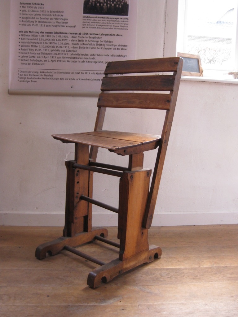 Höhenverstellbarer Stuhl (Museumsschule Hiddenhausen CC BY-NC-SA)