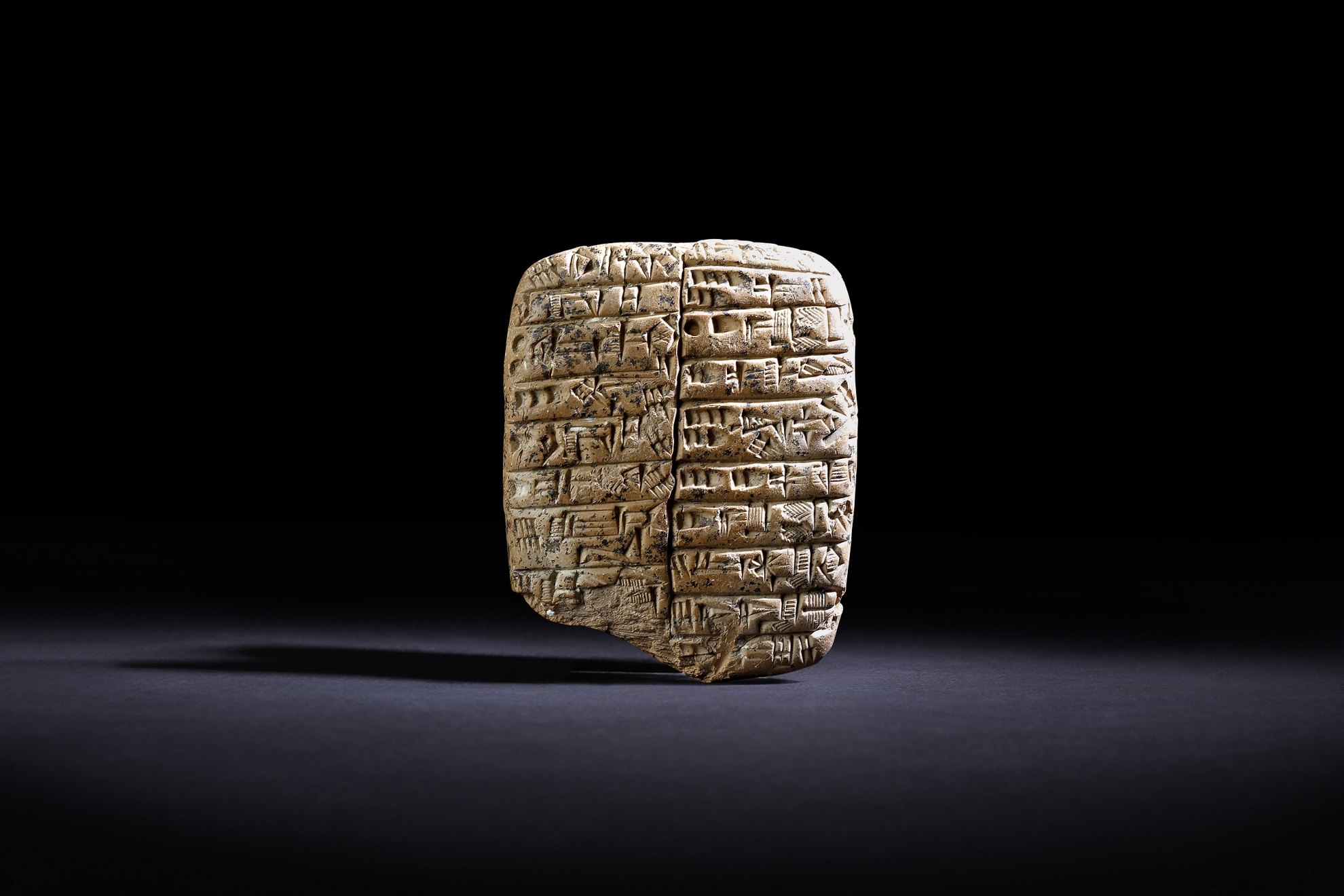 Mesopotamische Tontafel mit Keilschrift (Heinz Nixdorf MuseumsForum CC BY-NC-SA)